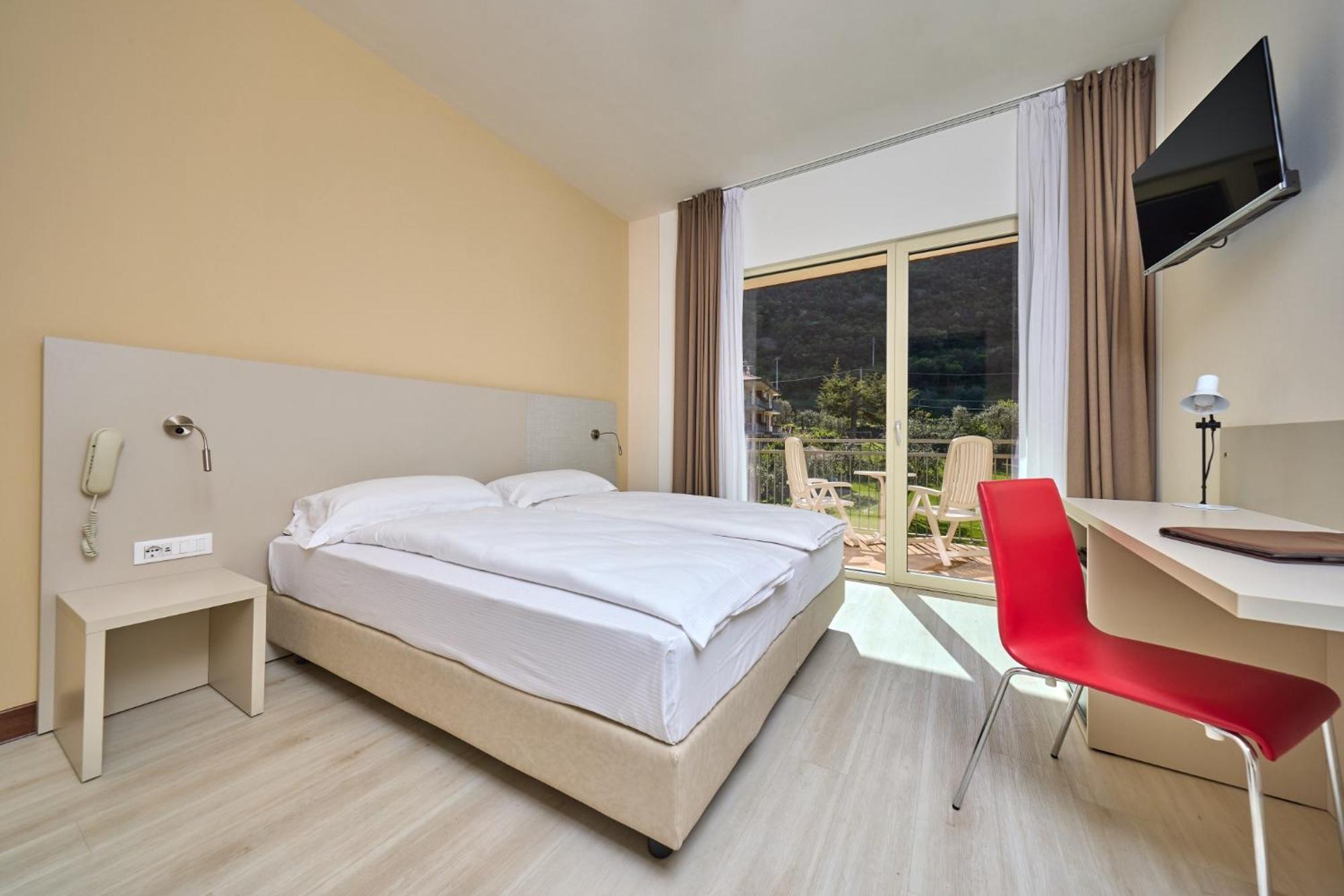 Doppel-/Zweibettzimmer mit Gartenblick