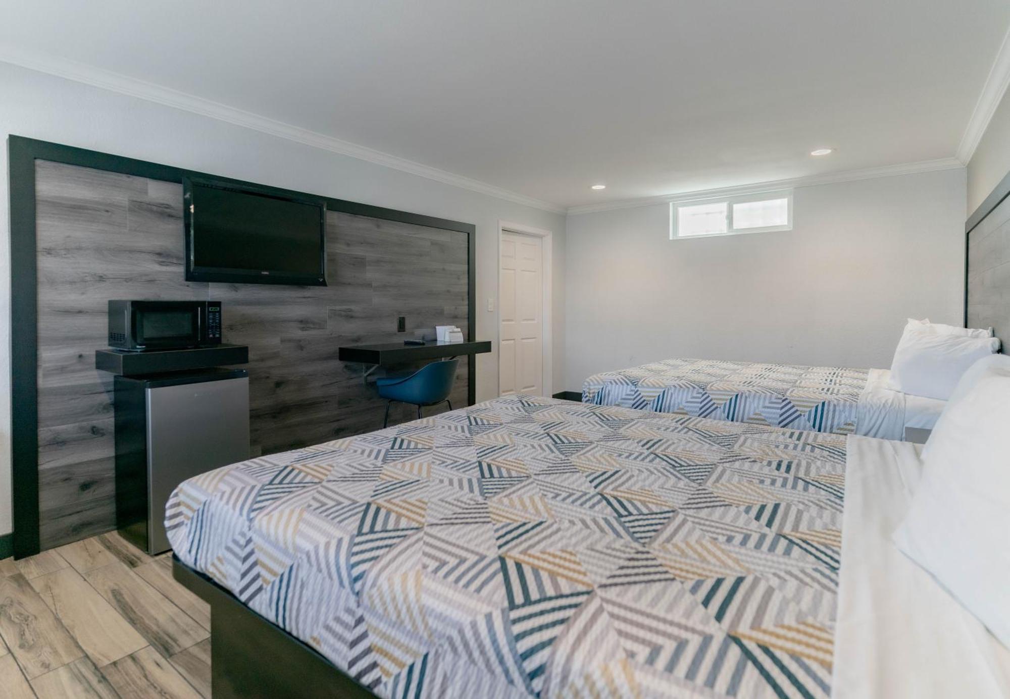 King Room with Roll-in Shower - Disability Access - Non-Smoking,1206105688:JPEG