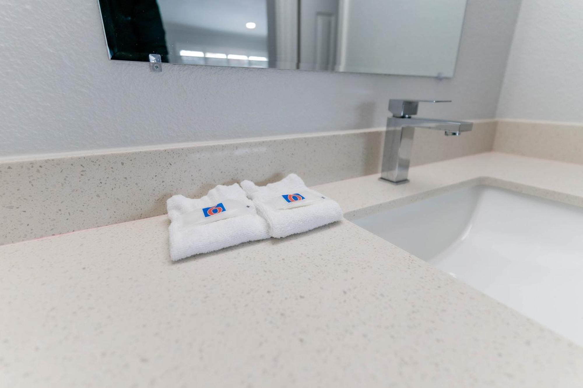 King Room with Roll-In Shower - Disability Access,1583087630:JPEG