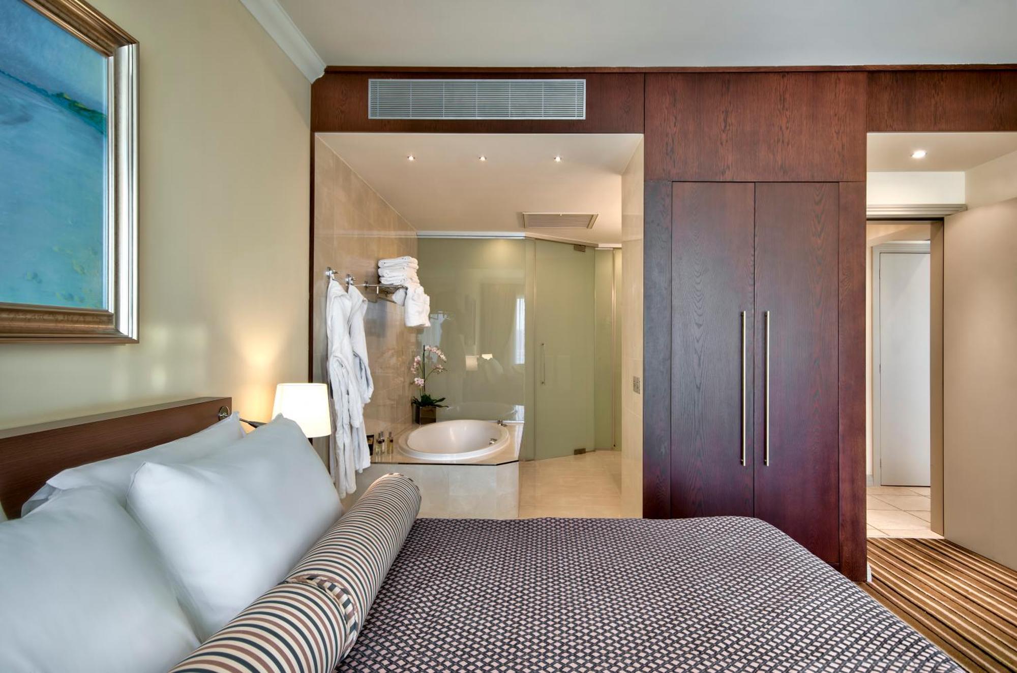 Penthouse Suite with Country View