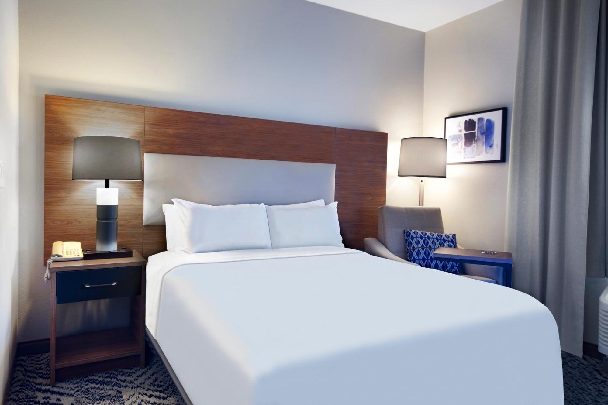 One-Bedroom Queen Suite