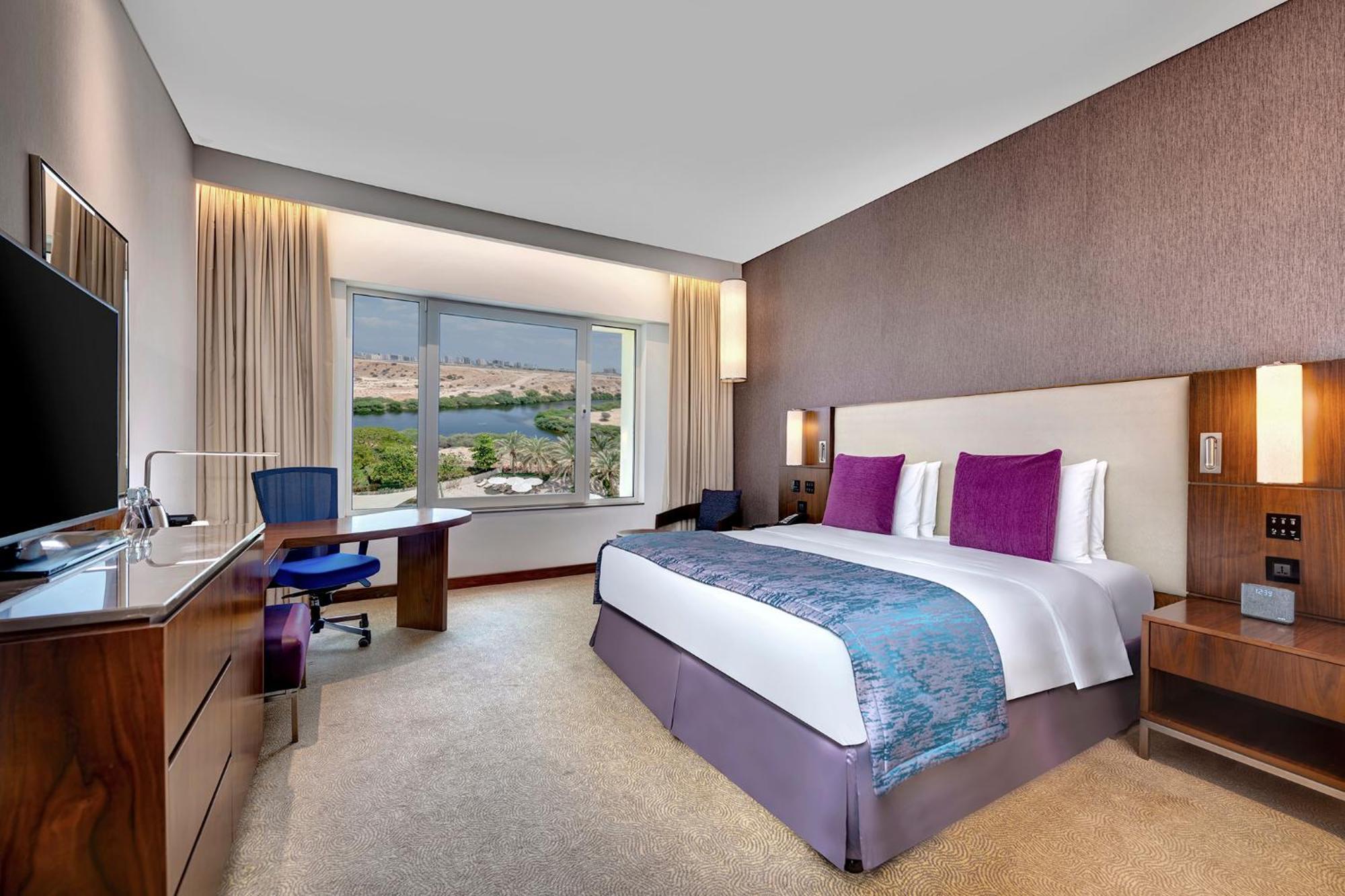 Standard Zimmer mit Kingsize-Bett und Gartenblick