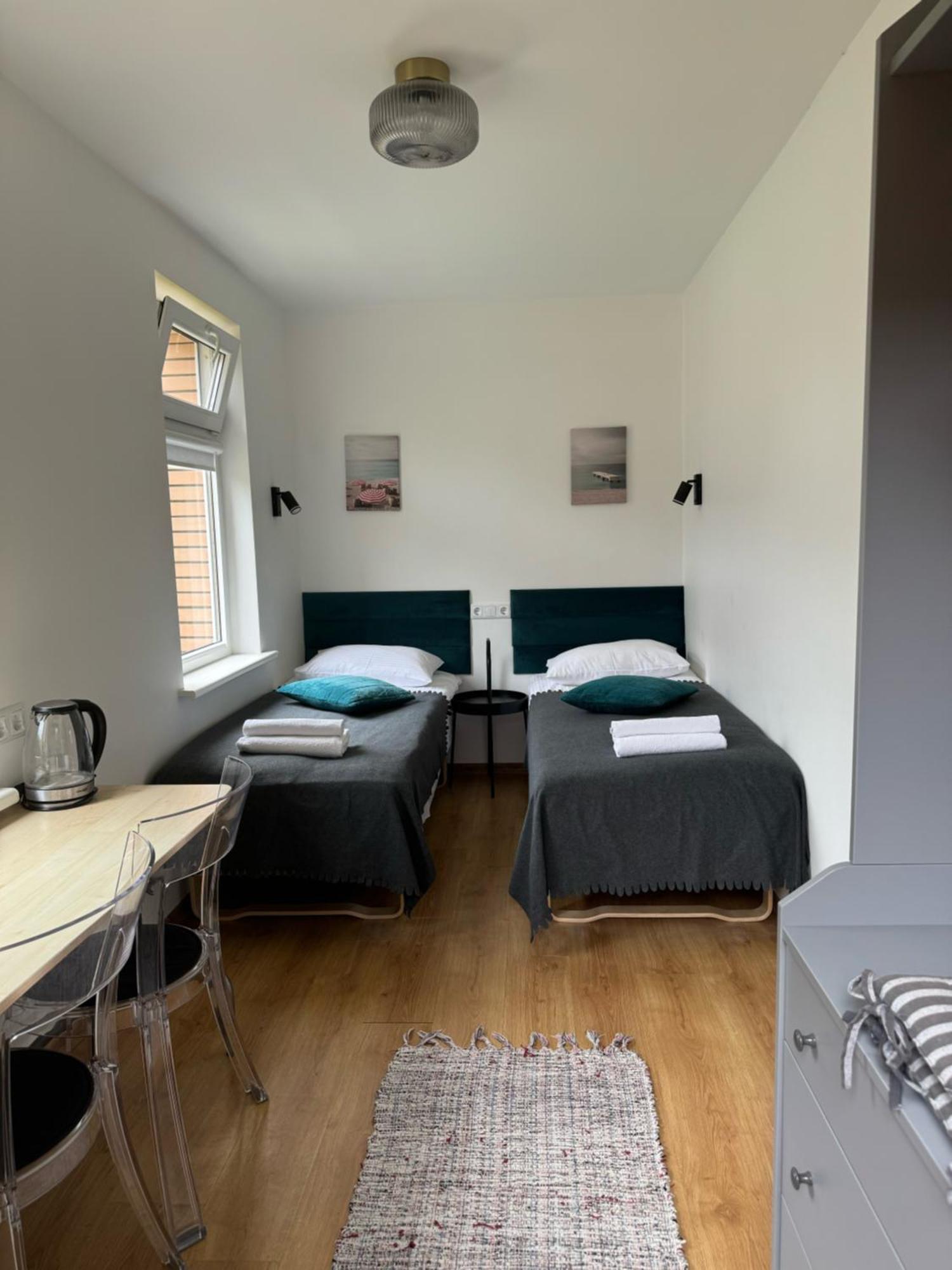 Zweibettzimmer mit eigenem Bad außerhalb des Zimmers