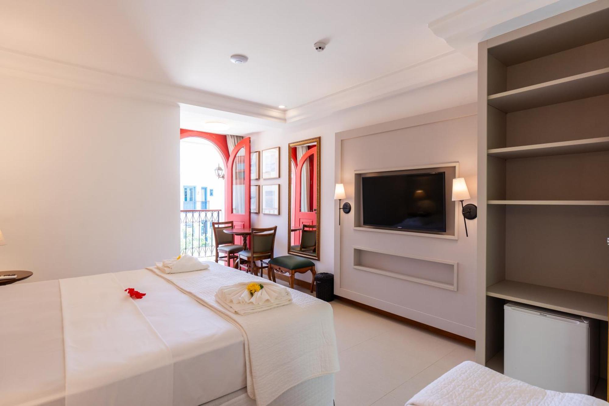 Quarto Família com Vista da Piscina