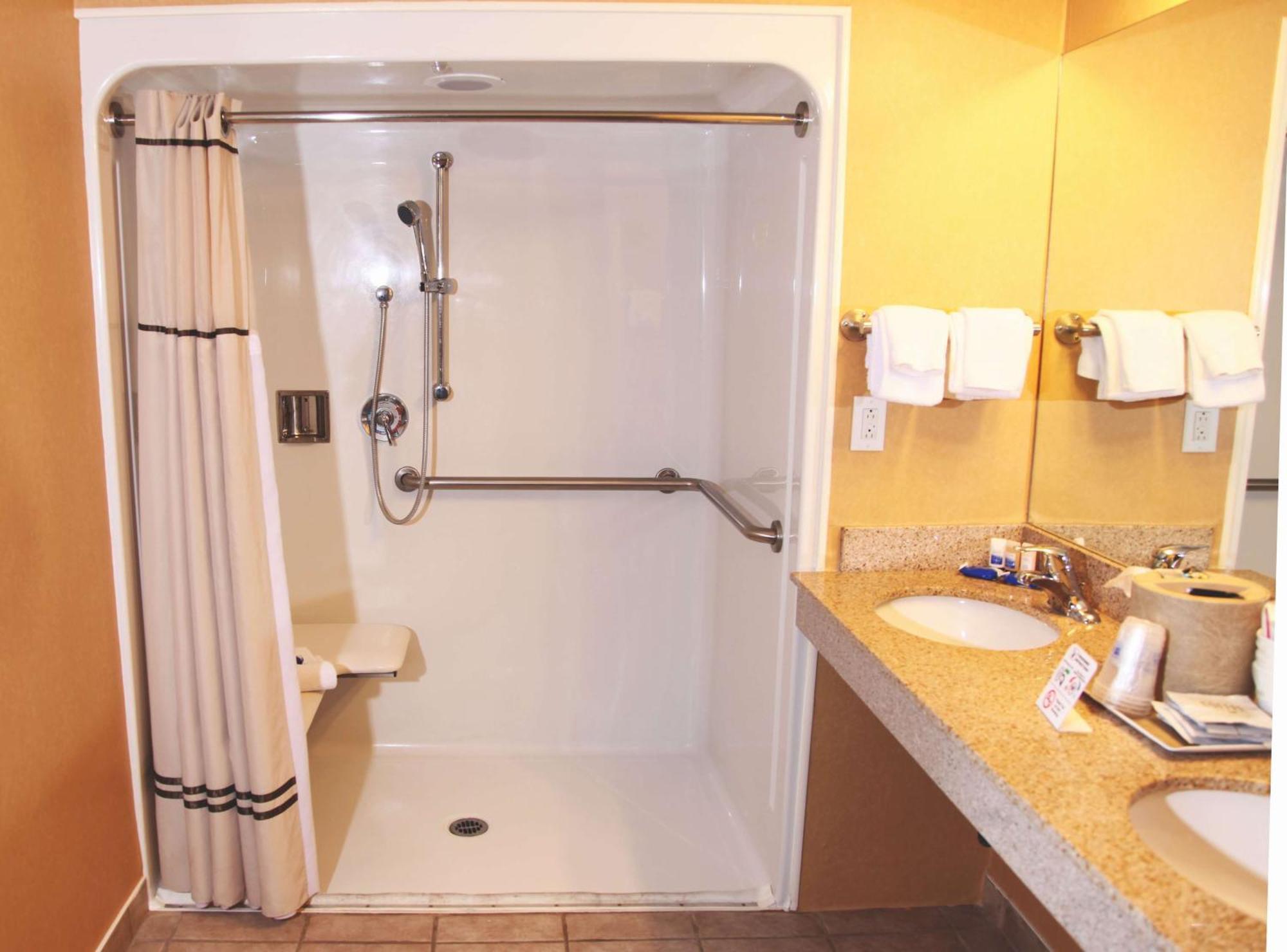 Queen Room Two Queen Beds Mobility Accessible or Non-Smoking,1622017620:JPEG