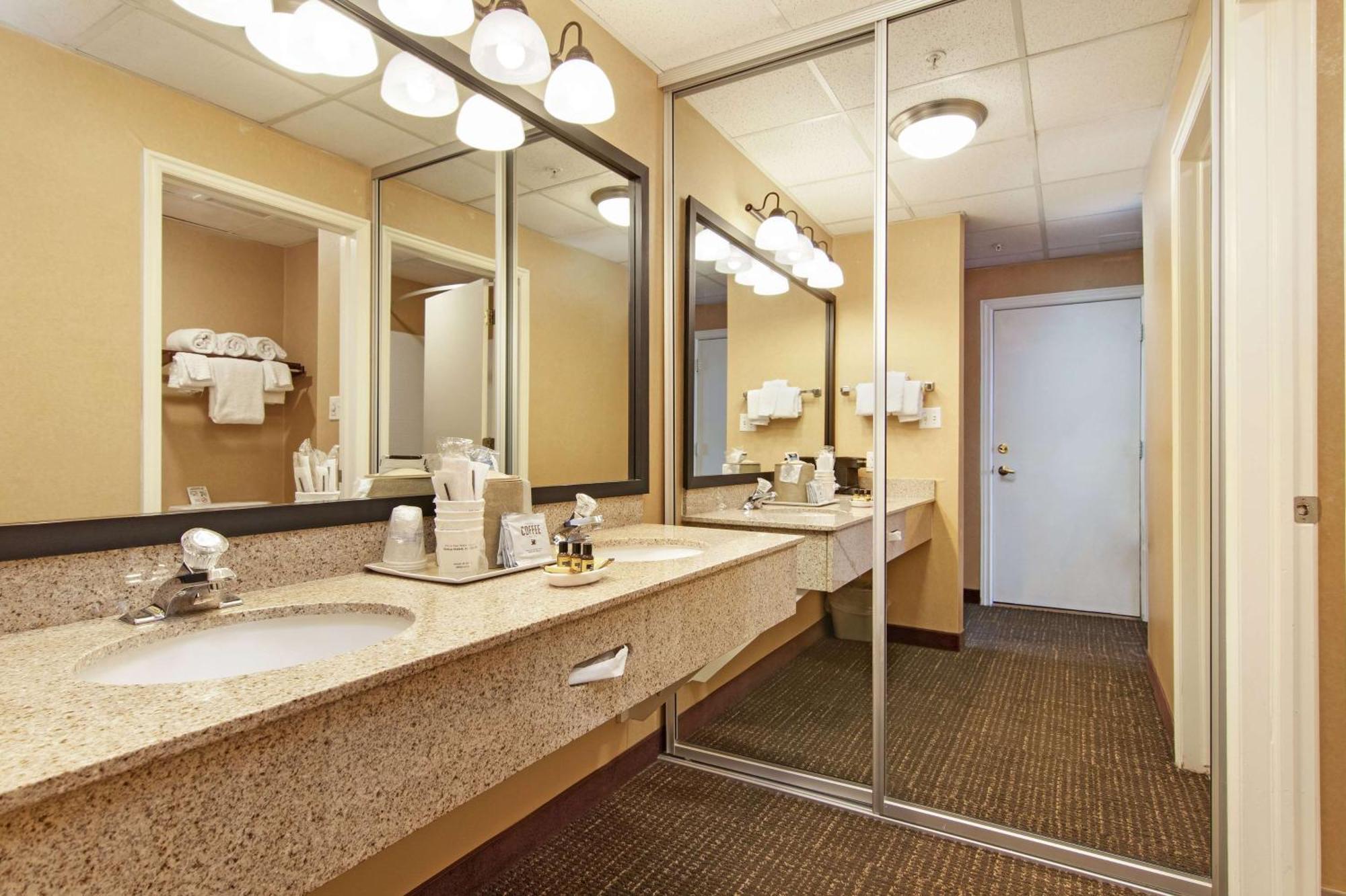 King Room Bath Tub Disability Access or Non-Smoking,1622017619:JPEG