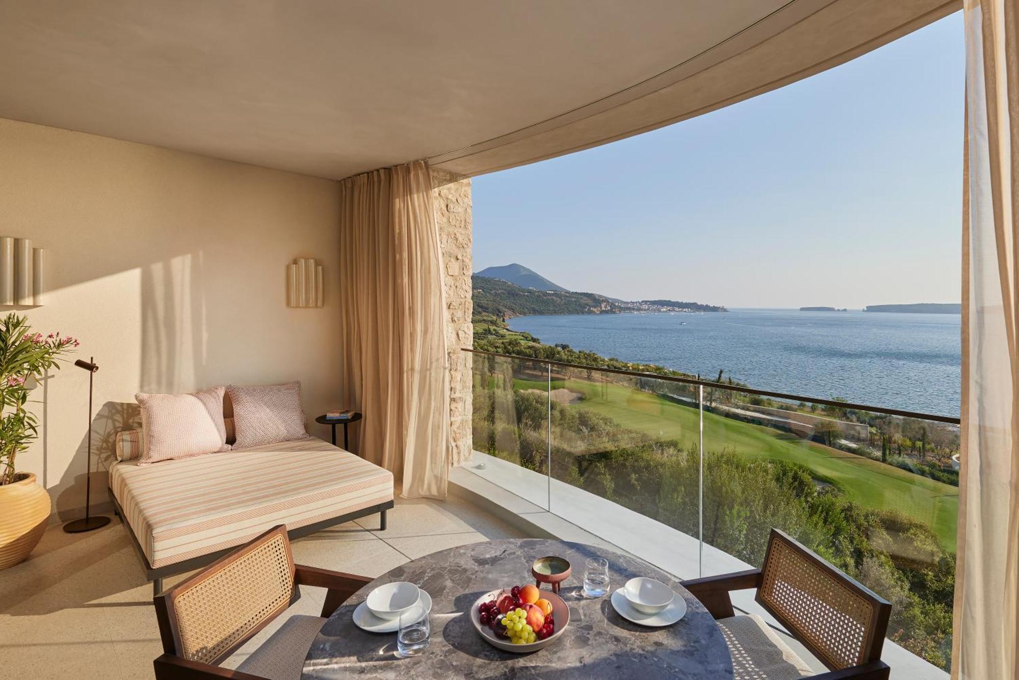 Barrierefreie Junior Suite mit Kingsize-Bett oder 2 Einzelbetten und Blick auf die Bucht
