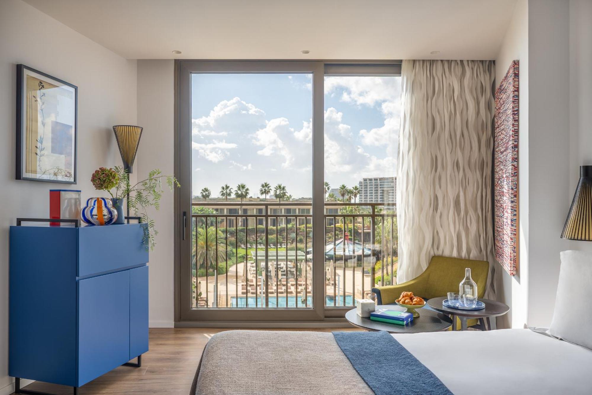 Deluxe Pool View Room
