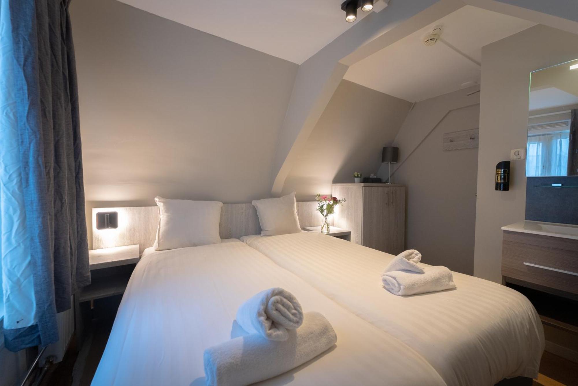 Standaard Tweepersoonskamer met 2 Aparte Bedden - Gedeelde Badkamer