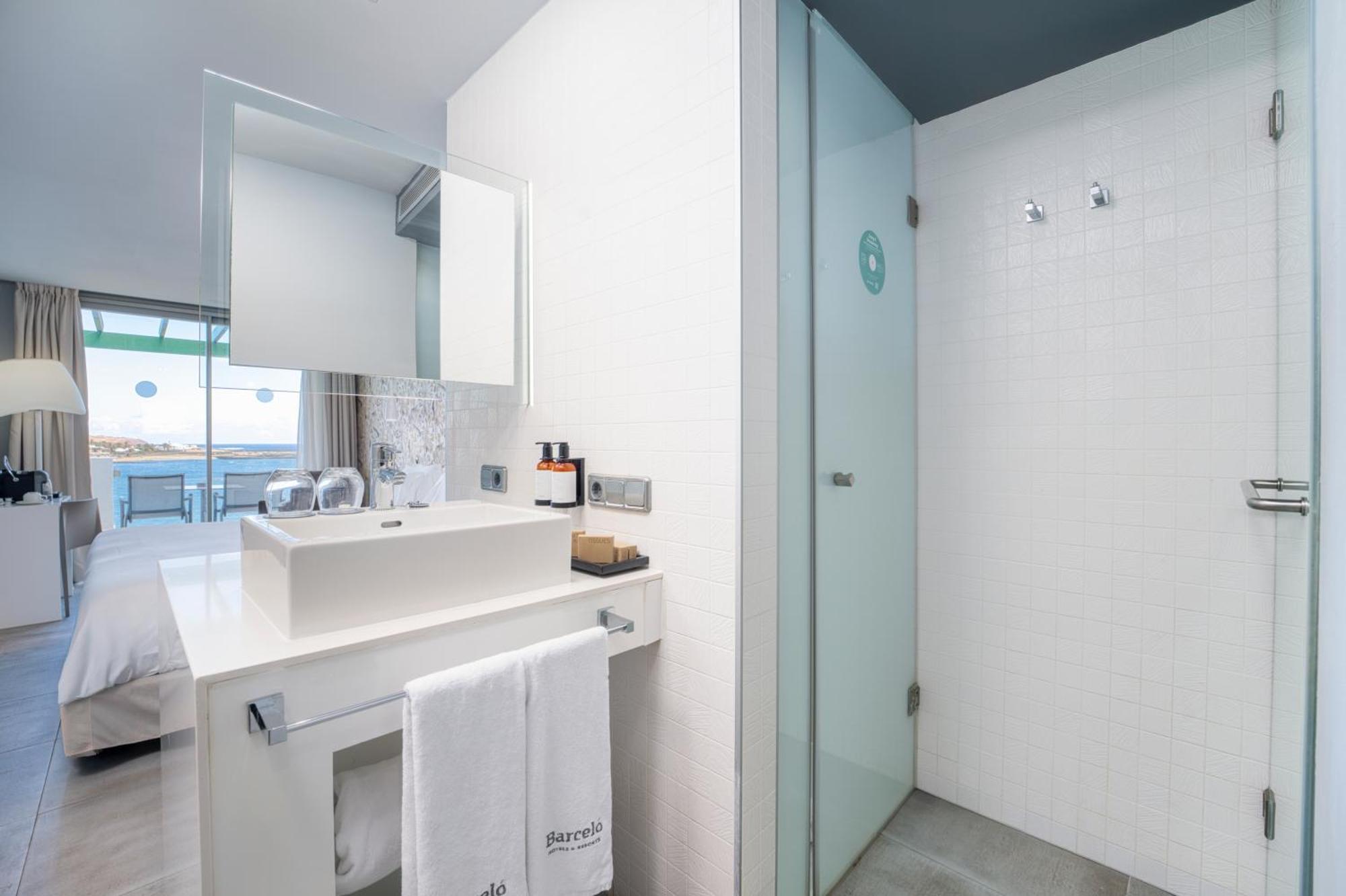Deluxe tweepersoonskamer met balkon en uitzicht op zee