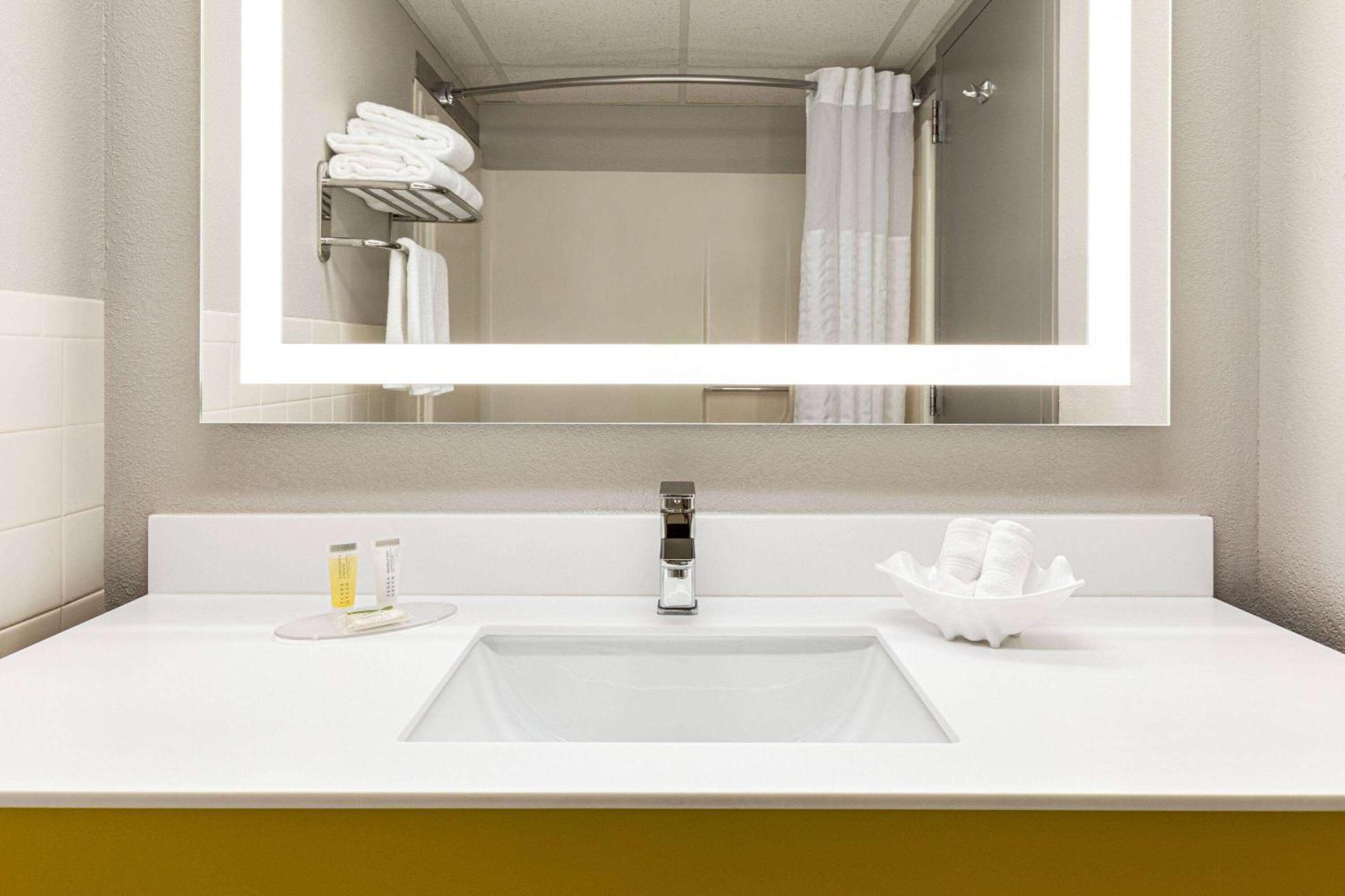 Double Room Two Double Beds Bath Tub Mobility Accessible or Non-Smoking,1659483285:JPEG
