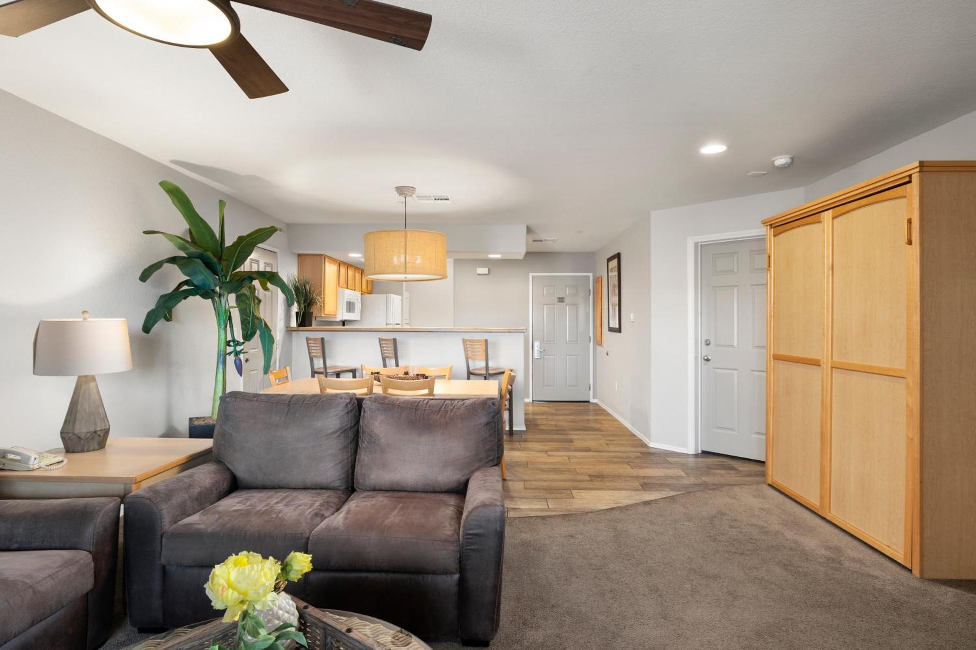 2 Bdrm Luxury Condo Jacuzzi w or Kitchen,1660298422:JPEG
