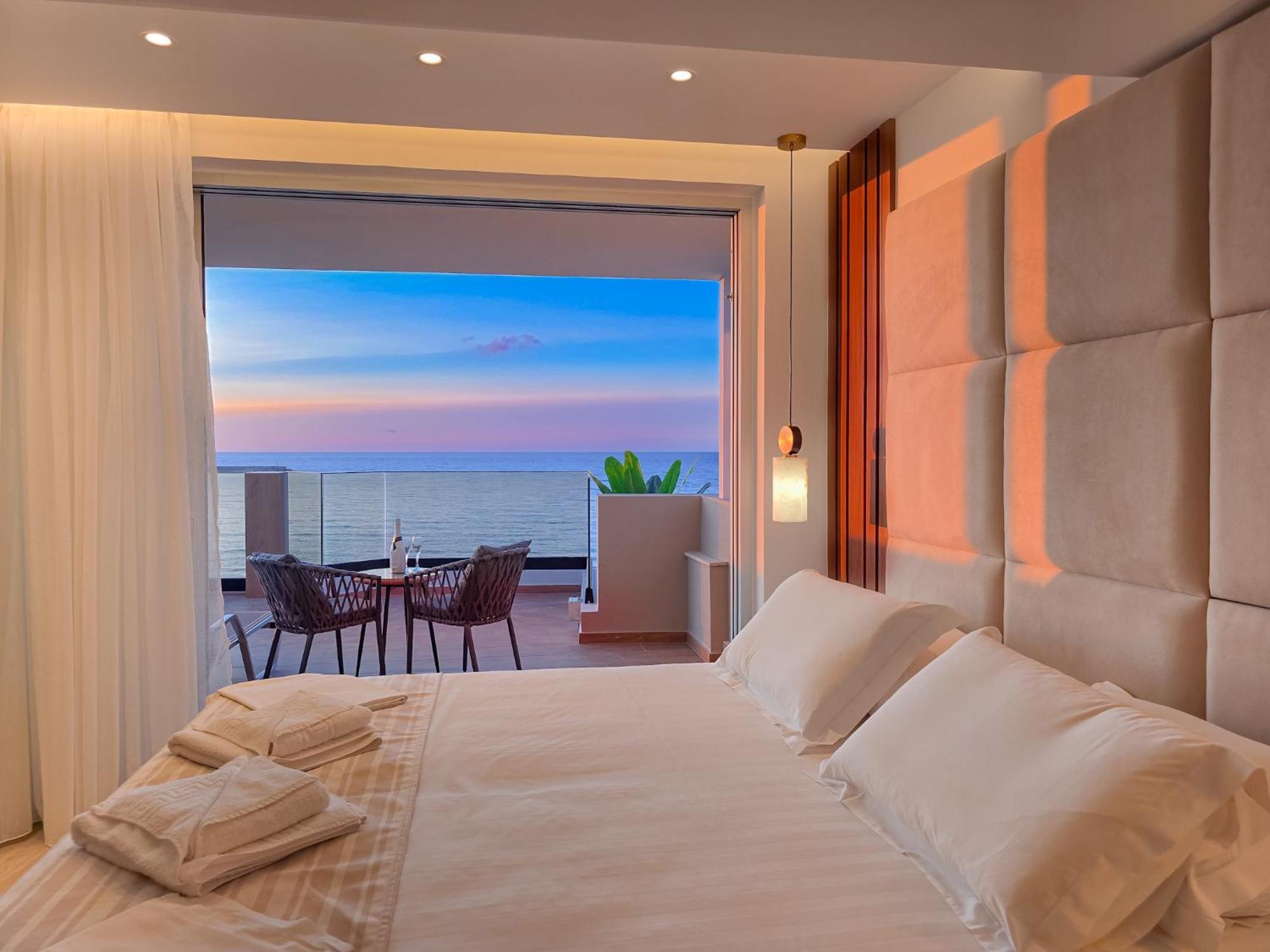 Deluxe tweepersoonskamer met balkon en uitzicht op zee