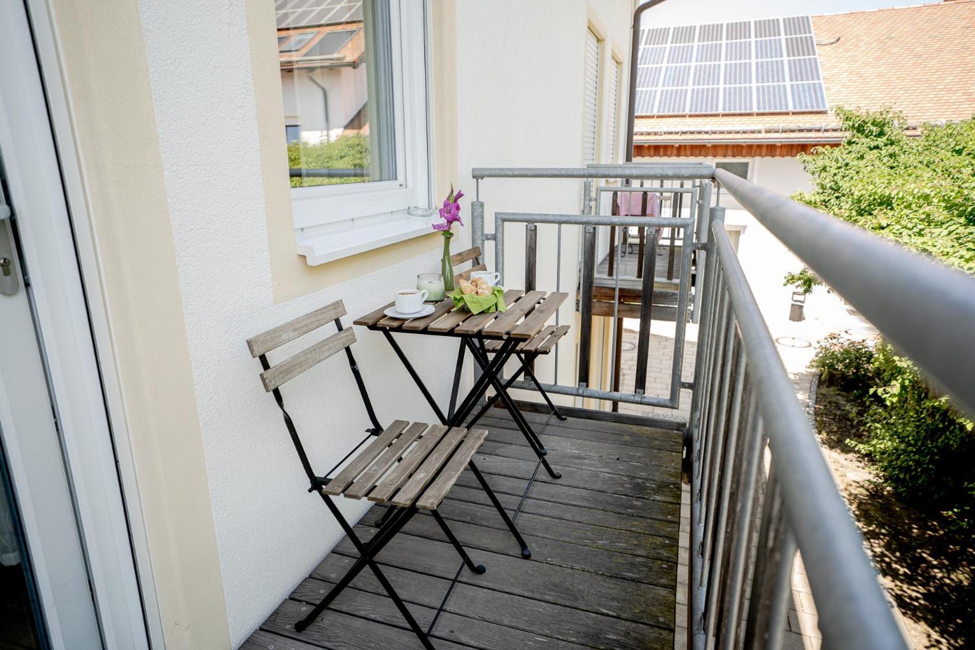 Doppelzimmer mit Balkon und Küchenzeile