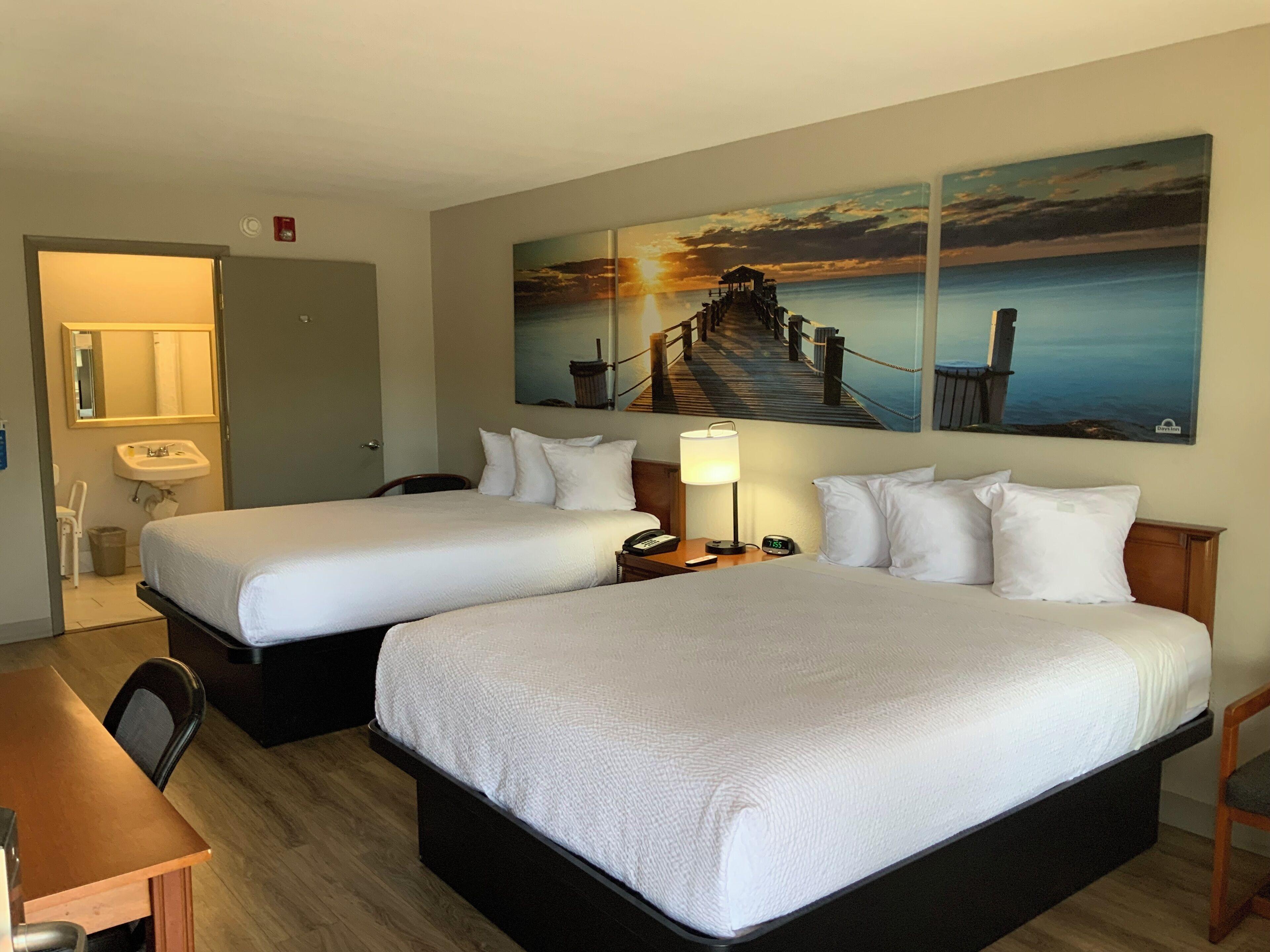Queen Room Two Queen Beds Bath Tub Mobility or Hearing Access Non-Smoking,1758542874:JPEG