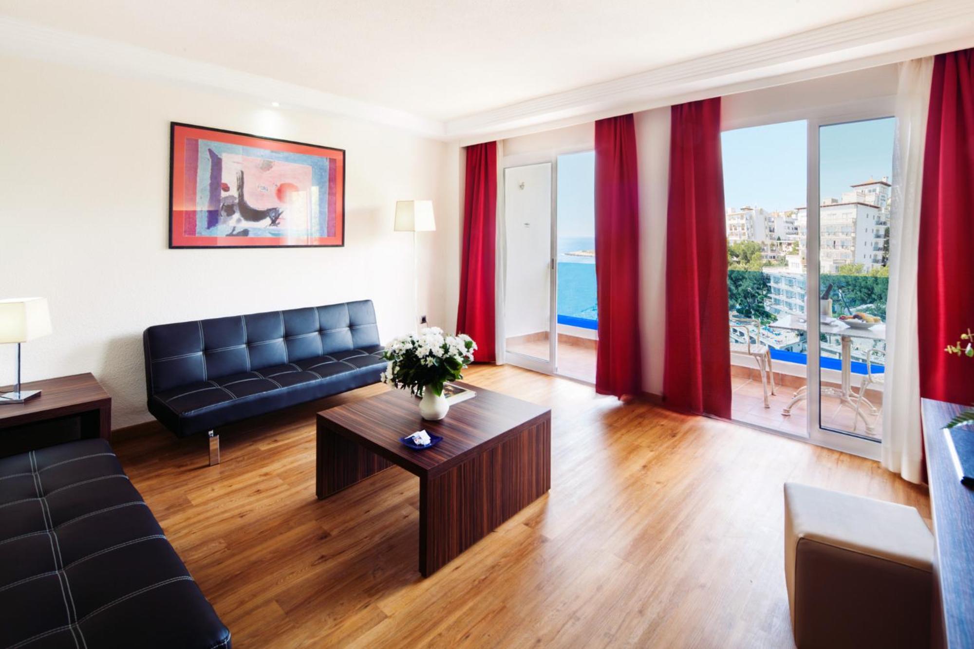 Suite Junior con vistas parciales al mar