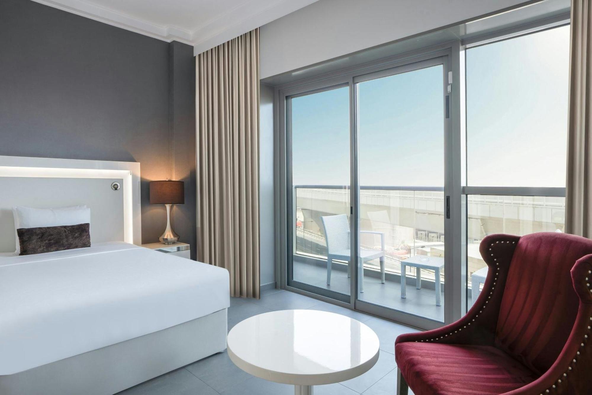 Habitación Superior con cama extragrande, balcón con vistas al puerto deportivo y acceso a la Soluna