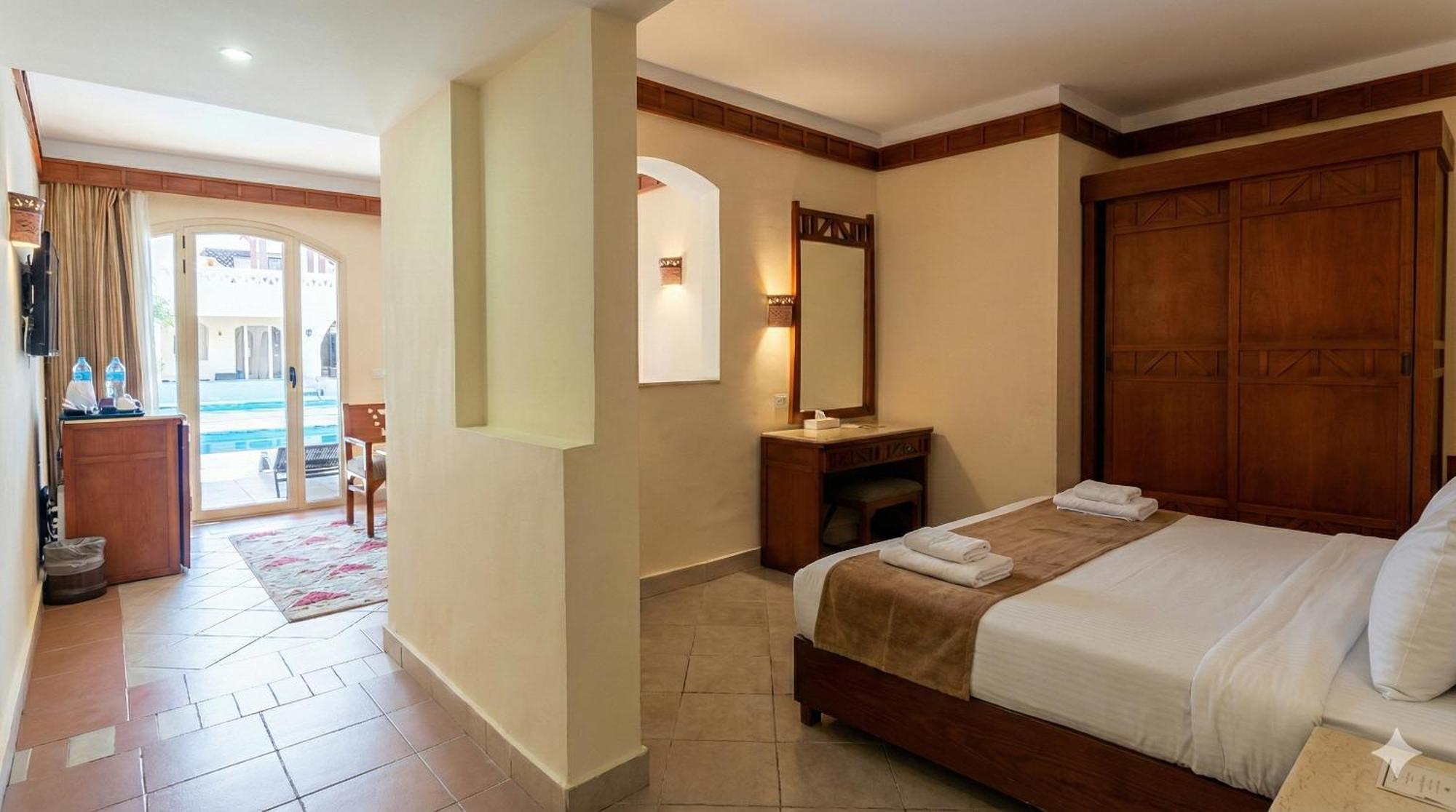 Swim-up Moonlight Suite