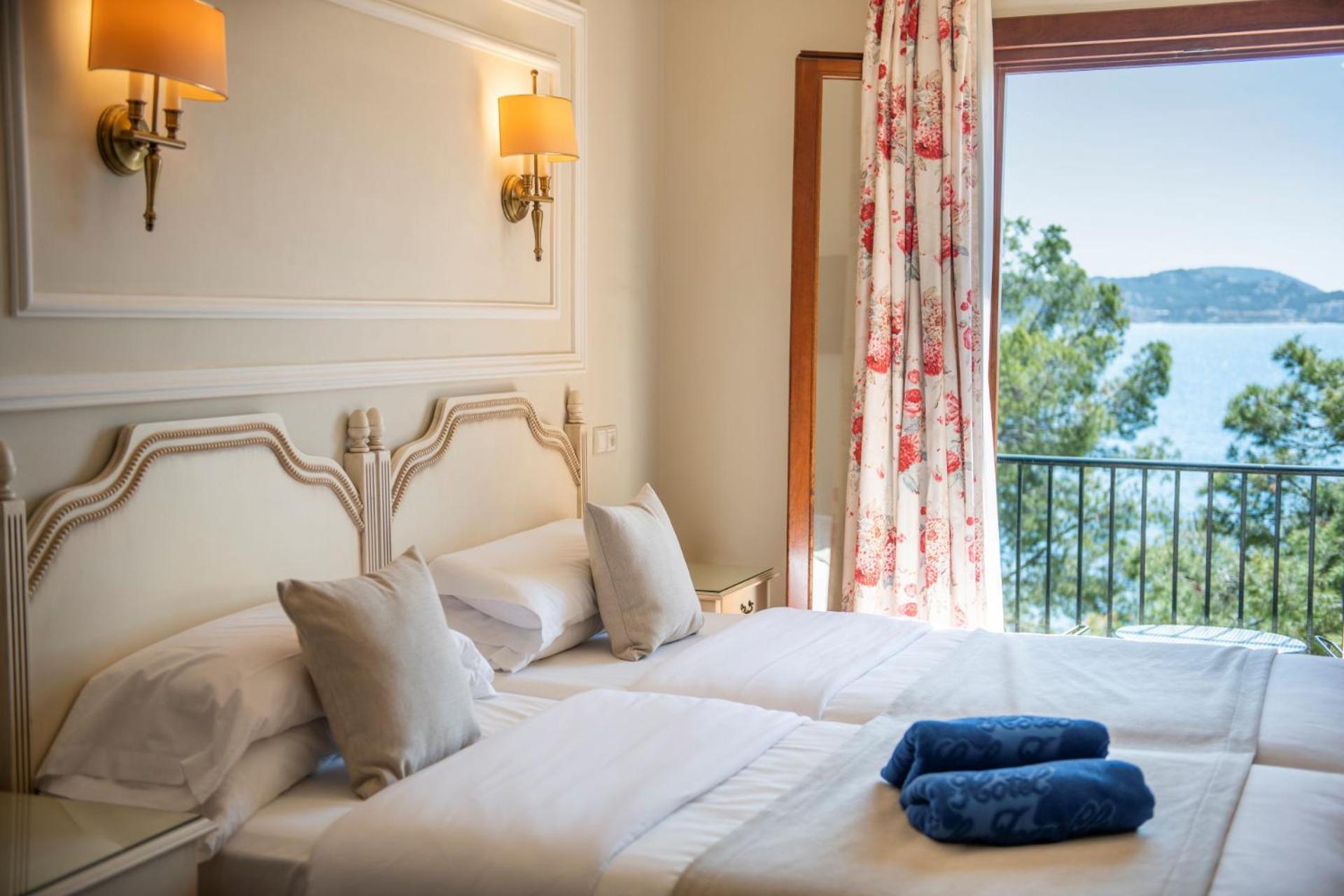 Double or Twin Room with Seafront View and Balcony,1765161656:JPEG