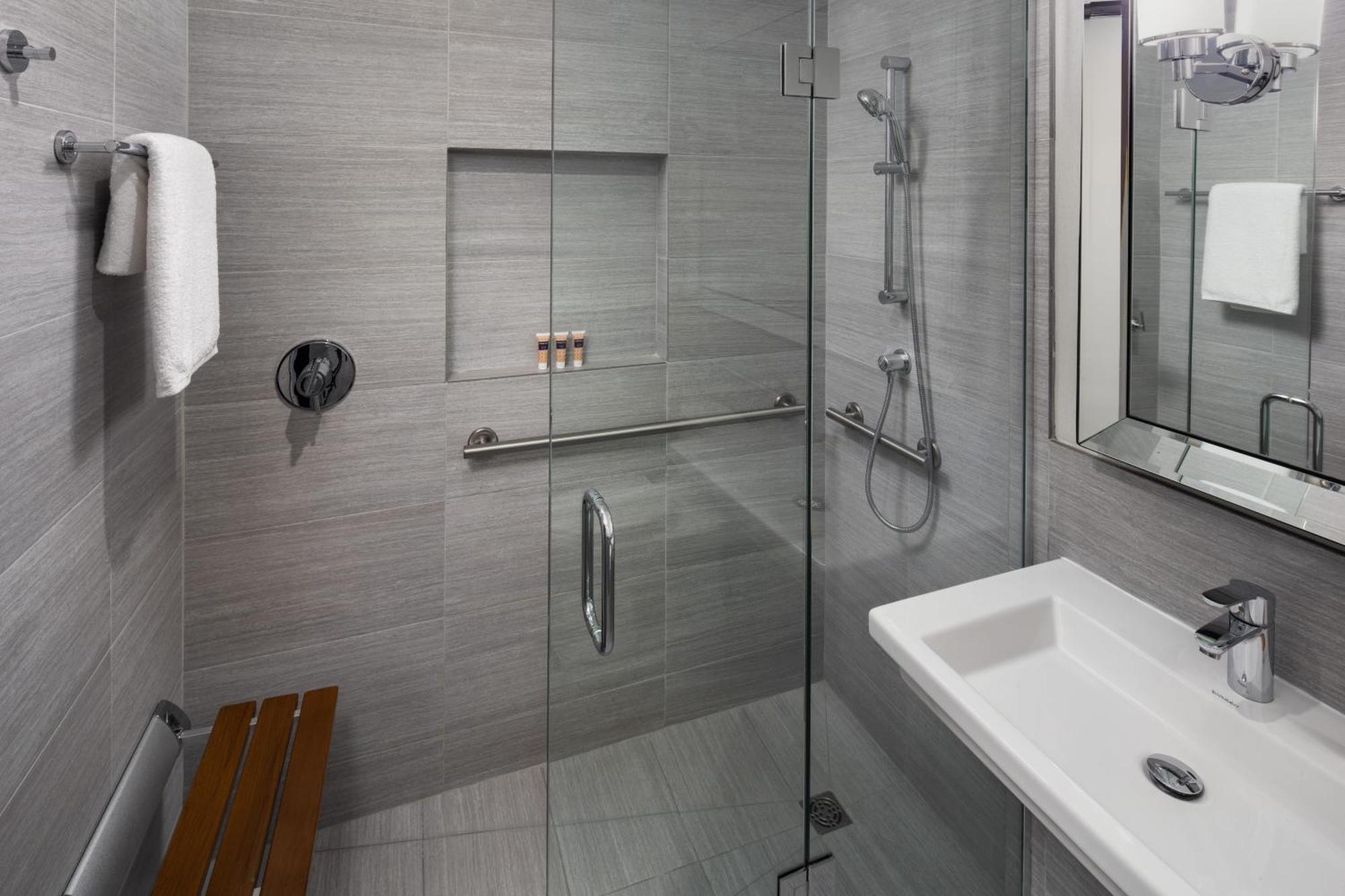 Quarto com Cama King-size e Chuveiro com Acessibilidade - Acessível para Hóspedes com Mobilidade Reduzida