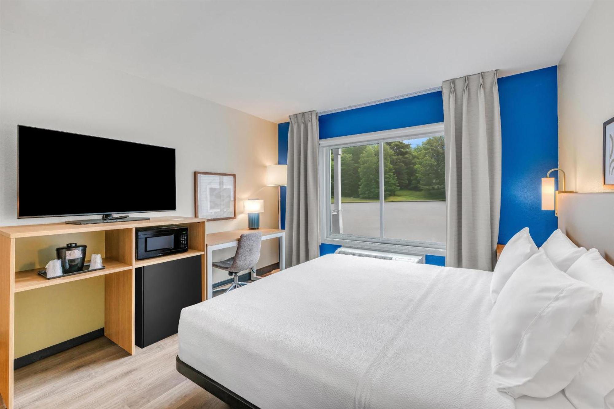 King Room with Bath Tub - Mobility/Hearing Access