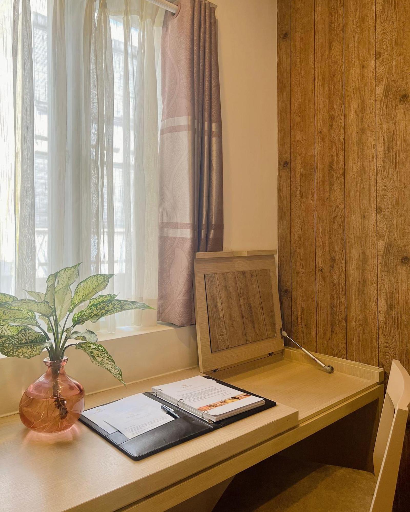 Deluxe Twin Room With Window (Joinable into King Bed)