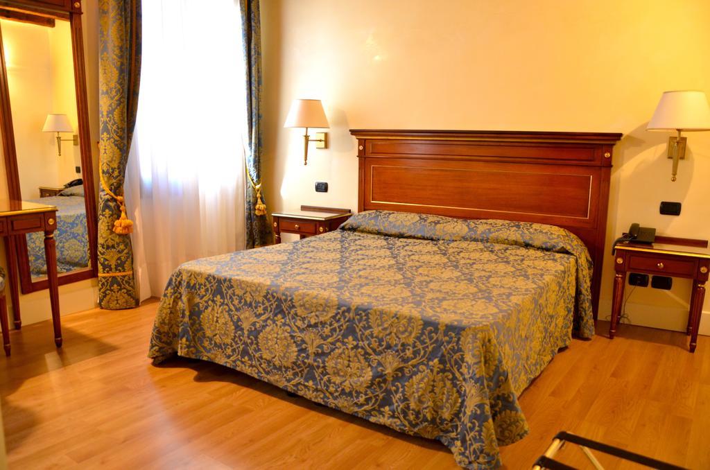 Quarto com Cama Queen-size e Vista do Canal