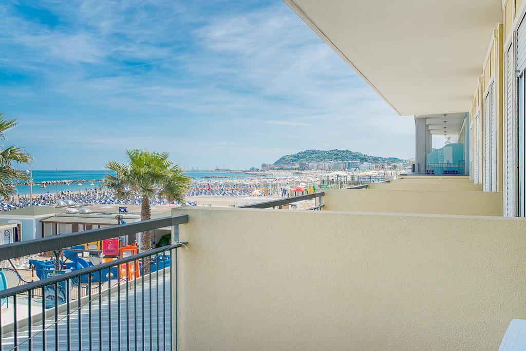 Camera Matrimoniale con Terrazza e Vista Mare