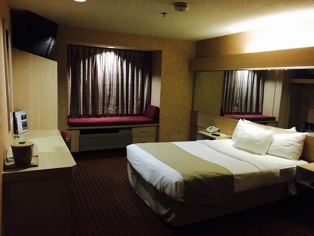 Queen Room - Disability Access/Non-Smoking
