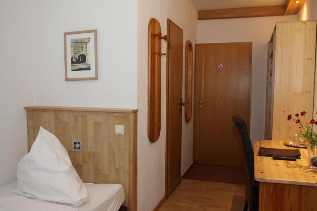 Single Room,27889697:JPEG