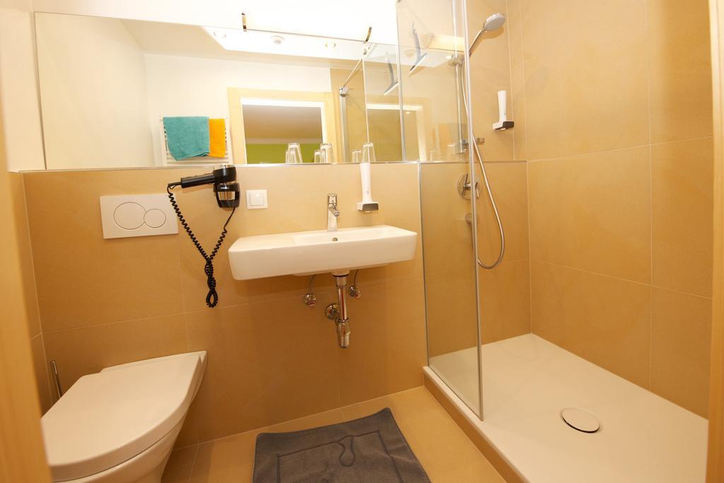 Driepersoonskamer met Douche, Toilet en Balkon