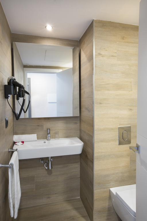 Suite (2 Adults + 1 Child)