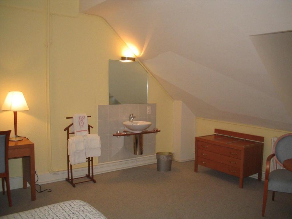 Dreibettzimmer mit Gemeinschaftsbad und Blick auf den Platz