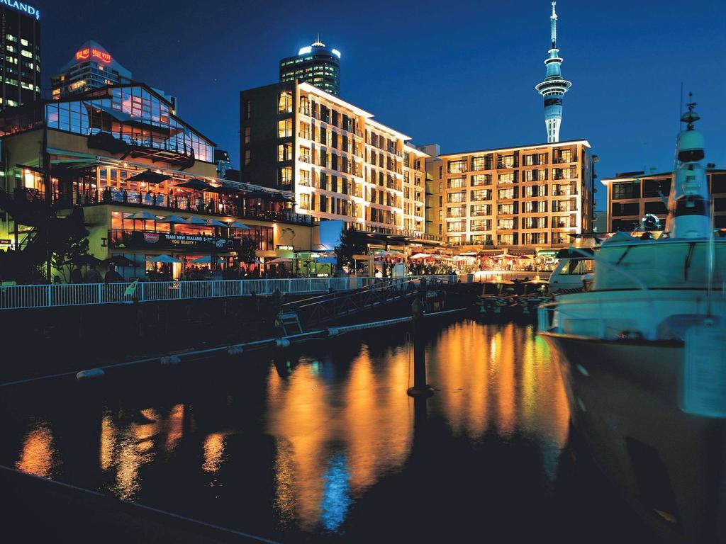 Suite mit 1 Schlafzimmer mit Queensize-Bett und Blick auf den Yachthafen
