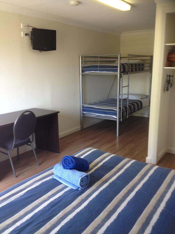 Budget King Room,694192746:JPEG