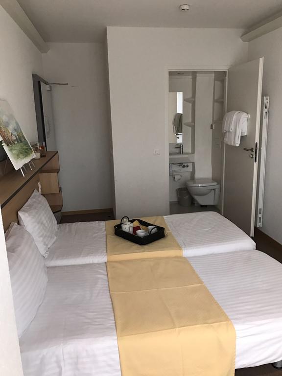 Zweibettzimmer mit Gartenblick