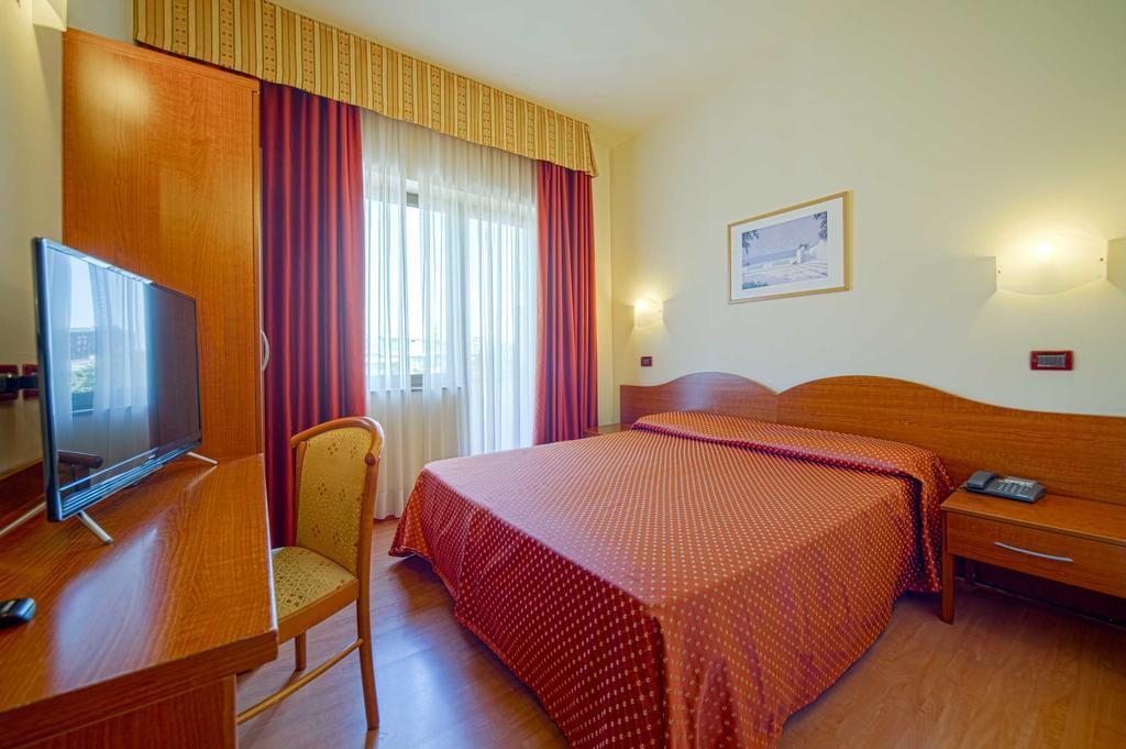 Quarto com Cama de Casal ou 2 de Solteiro