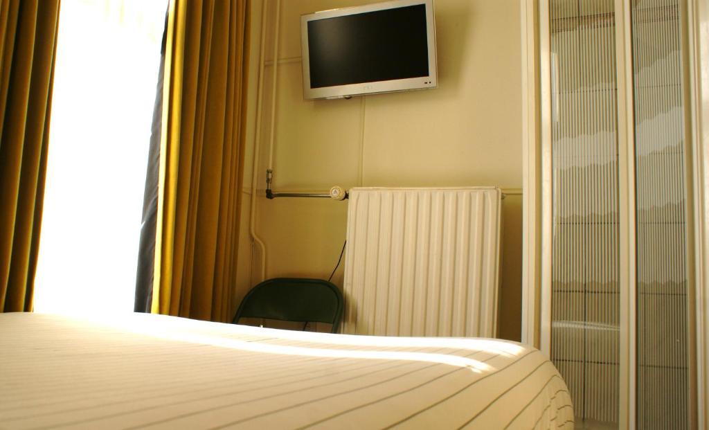 Single Room with Shared Toilet