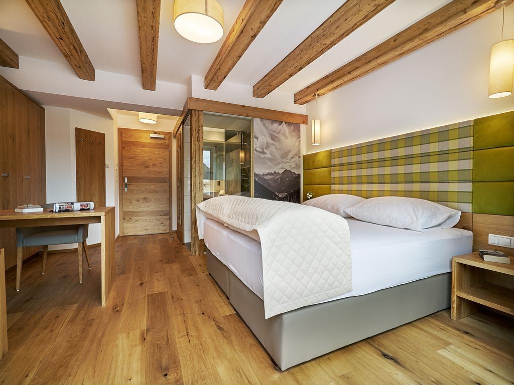 Doppel-/Zweibettzimmer mit Balkon