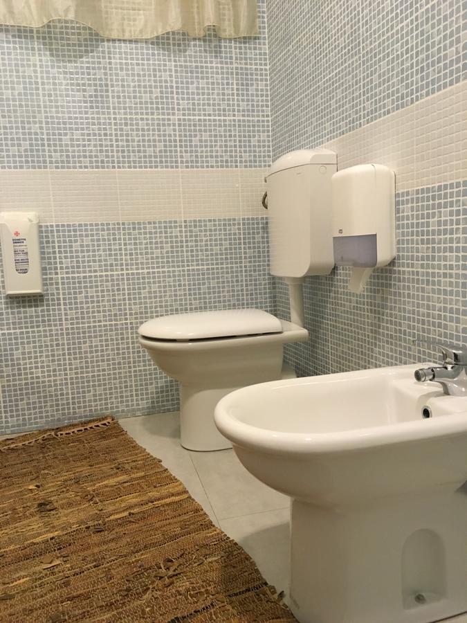 Camera Matrimoniale/Doppia con Letti Singoli con Bagno in Comune