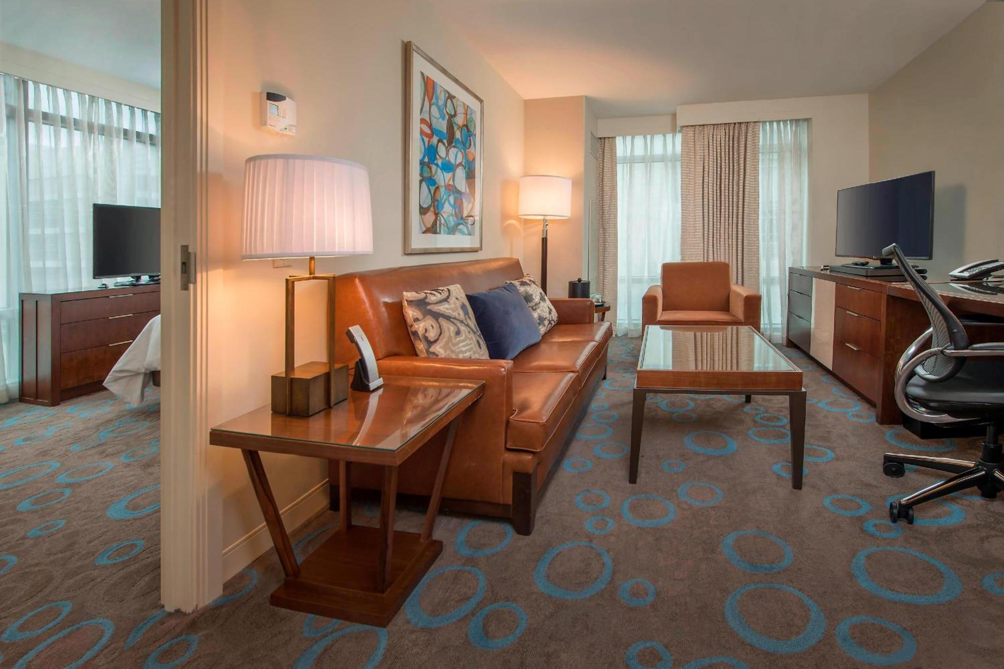 One-Bedroom Executive King Suite Sofa Bed,1381215971:JPEG