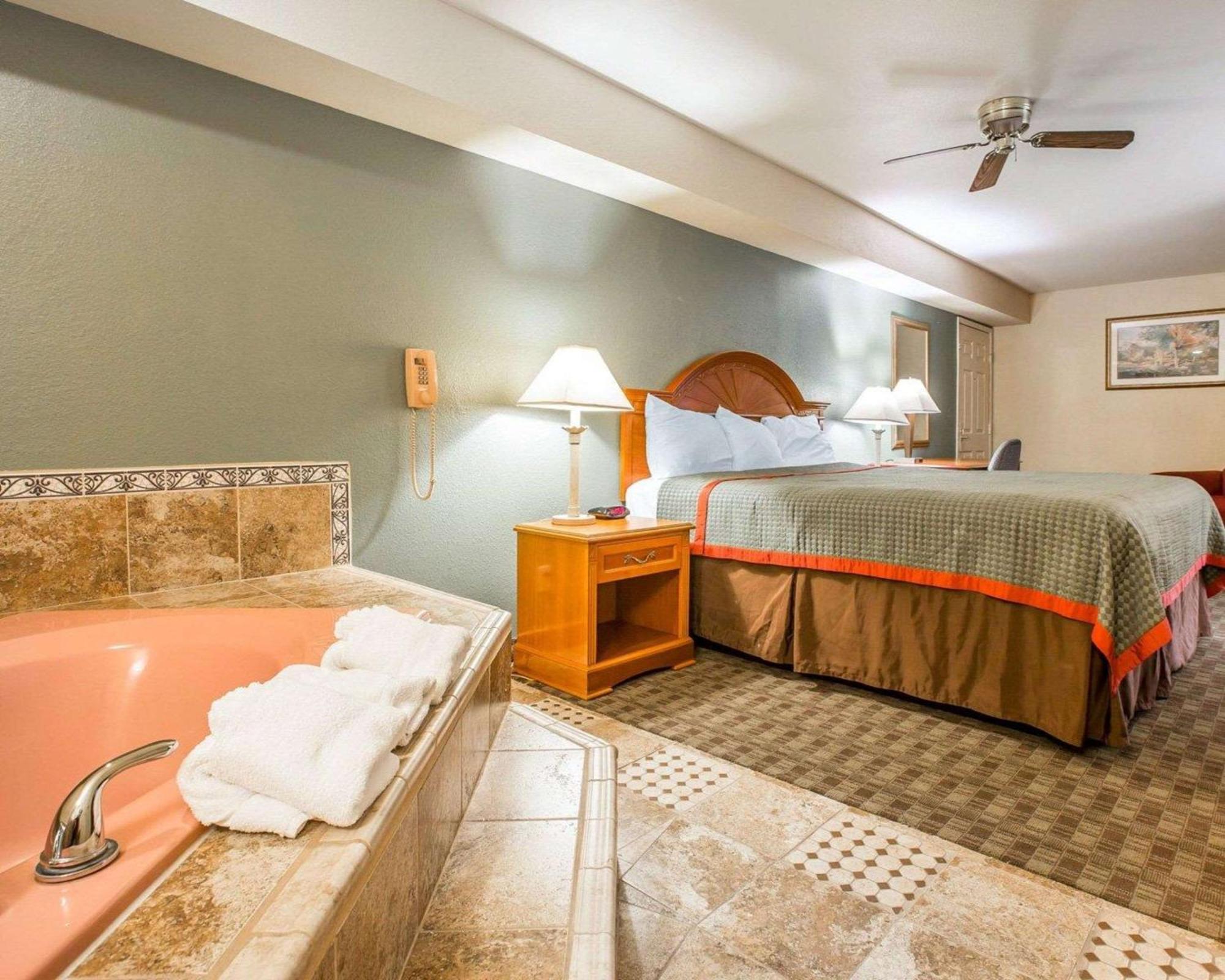 King Room with Accessible Tub - Accessible/Non-Smoking