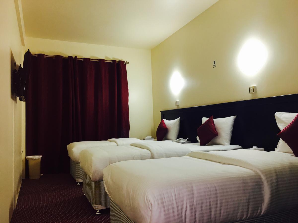 Suite con cama grande y balcón