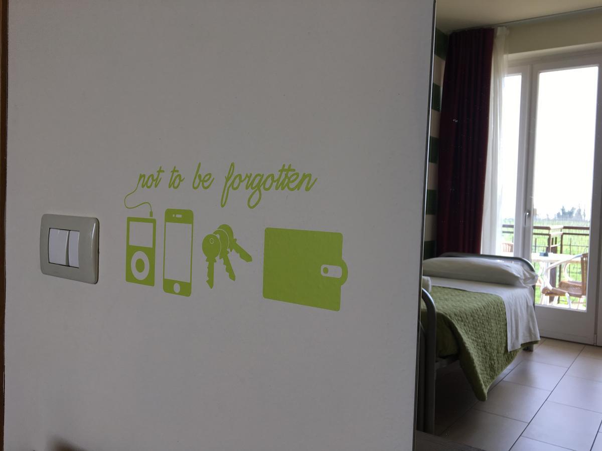 Dreibettzimmer mit Balkon und teilweisem Meerblick