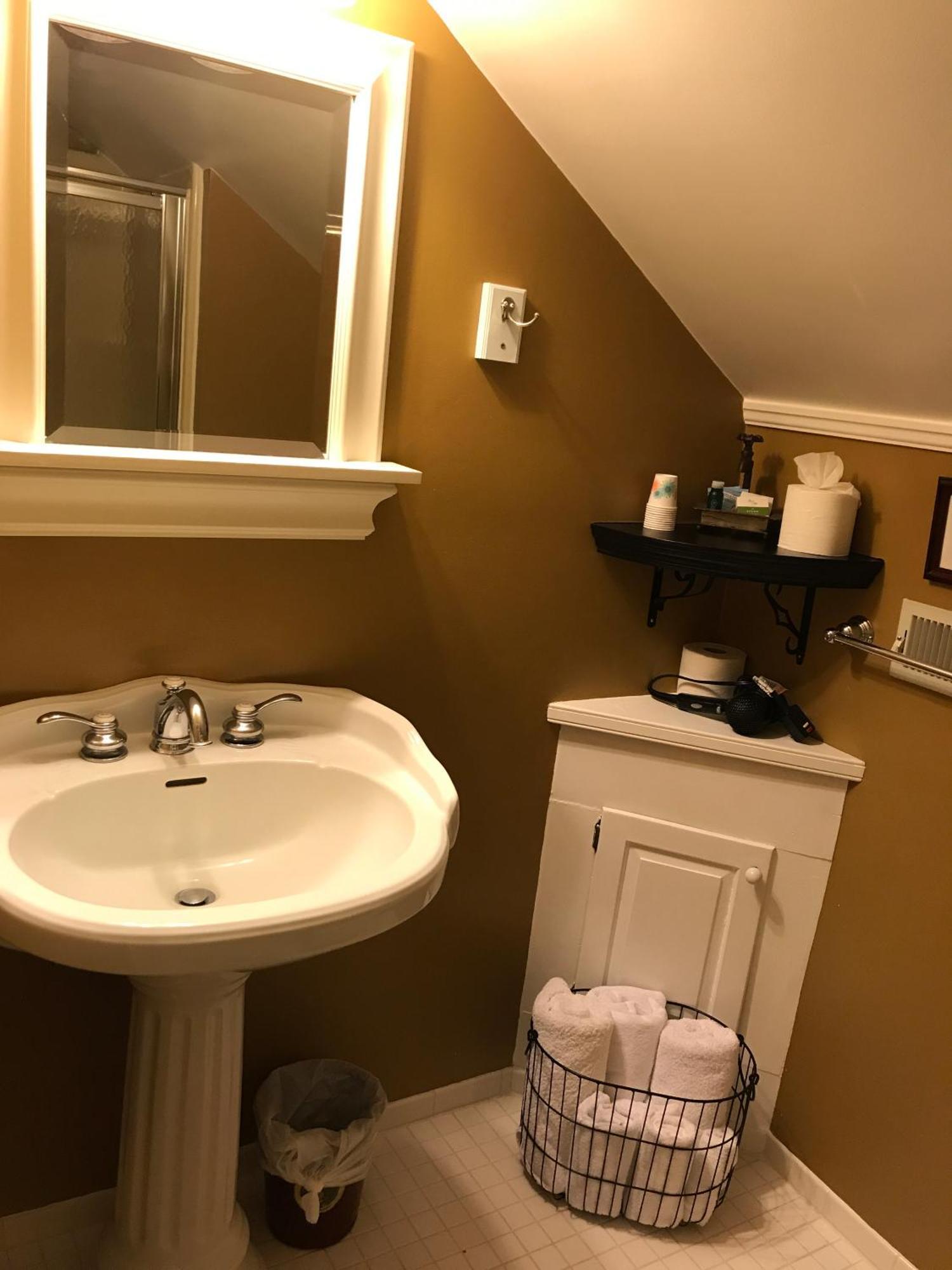 Deluxe Queen Suite