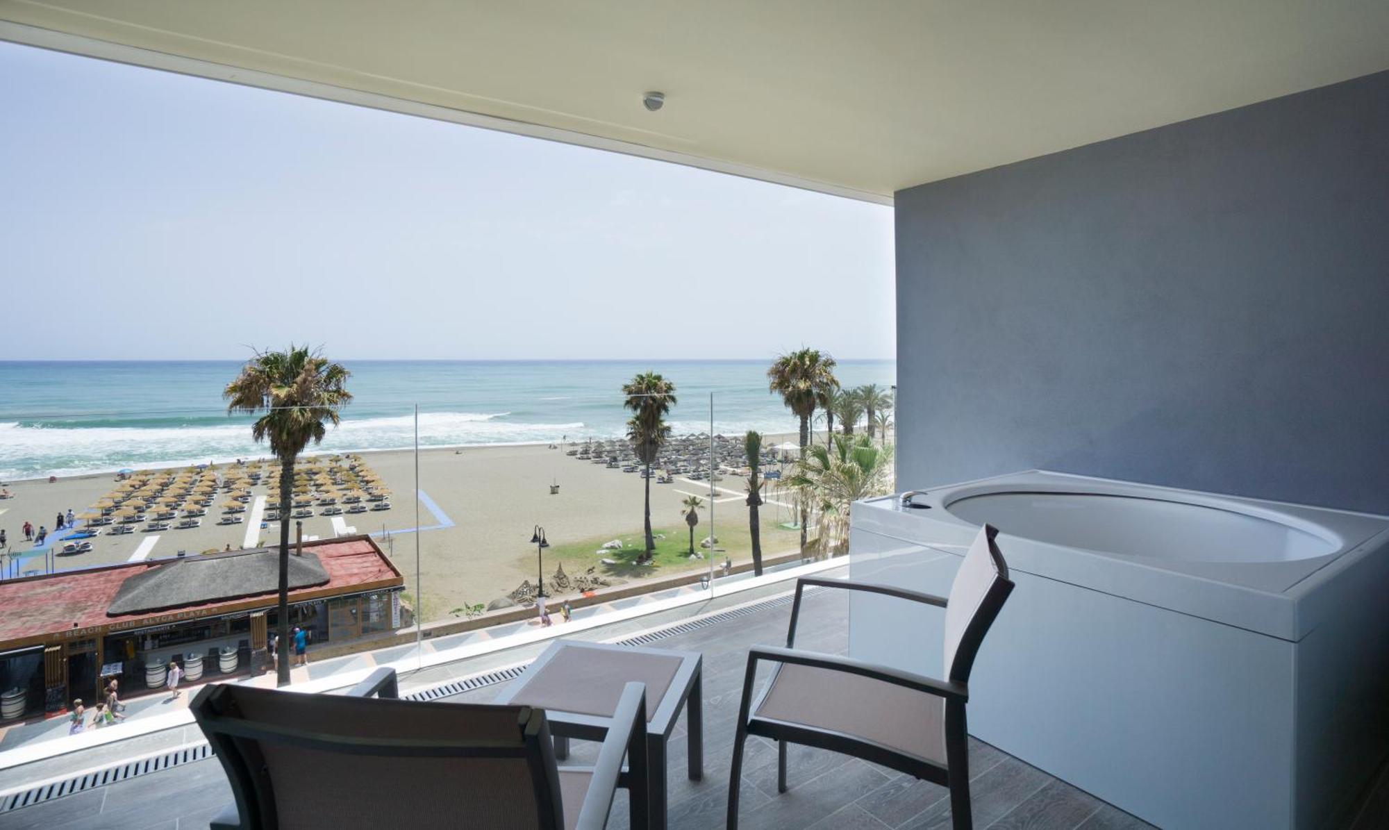 Suite Junior avec Vue sur la Mer (2 Adultes + 2 Enfants)
