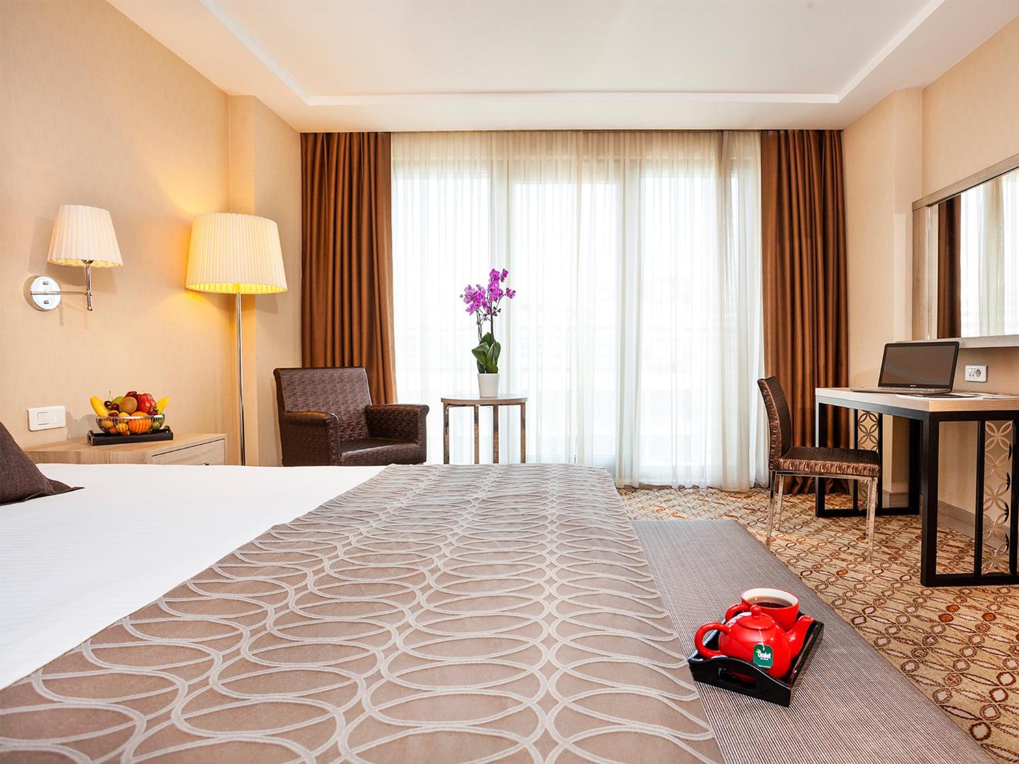 Chambre Double Supérieure - Vue Partielle sur Mer