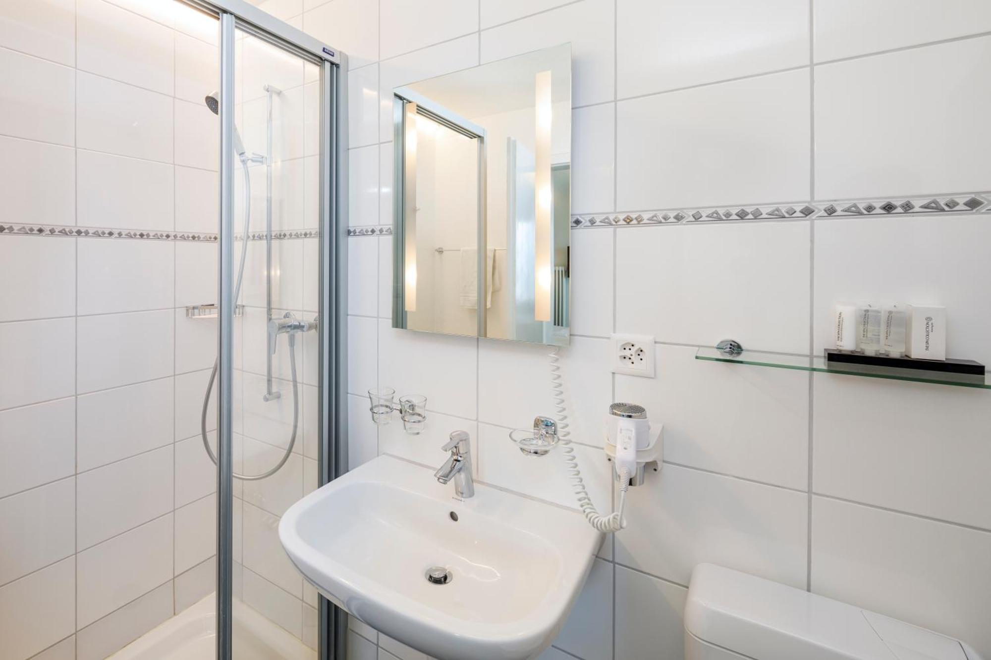 Dreibettzimmer mit Bad