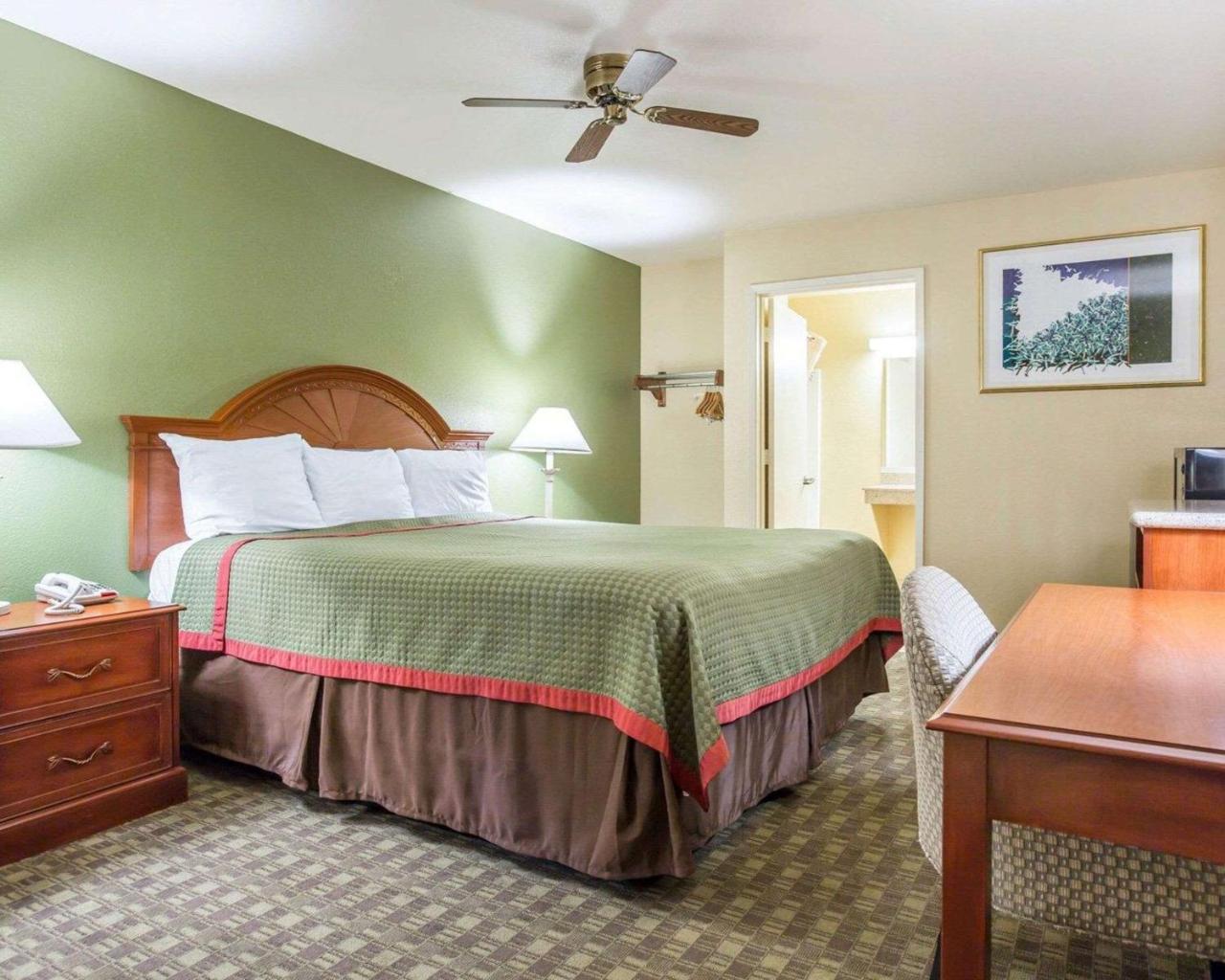 King Room with Roll-In Shower - Accessible/Non-Smoking