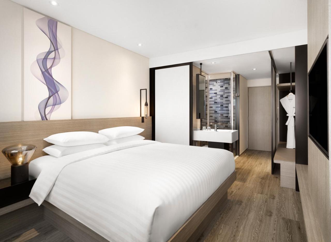 Deluxe Room - 2 Twin Beds with Partial Sea View